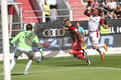 2. Bundesliga - Fußball - FC Ingolstadt 04 - 1. FC Kaiserslautern - Jan-Ole Sievers Torwart (32 Kaiserslautern) Thomas Pledl (30, FCI) Leon Guwara (6 Kaiserslautern)