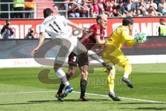 2. Bundesliga - Fußball - FC Ingolstadt 04 - DSC Armenia Bielefeld - Tobias Levels (3, FCI) Torwart Stefan Ortega Moreno (1 DSC) hält, Stephan Salger (11 DSC)