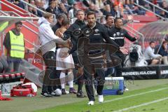 2. Bundesliga - Fußball - FC Ingolstadt 04 - FC Erzgebirge Aue - Cheftrainer Stefan Leitl (FCI) schimpft über Schiedsrichterentscheidung, hinten Co-Trainer Ersin Demir (FCI) und Angelo Vier