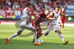 2. Bundesliga - Fußball - FC Ingolstadt 04 - 1. FC Kaiserslautern - Leon Guwara (6 Kaiserslautern) Thomas Pledl (30, FCI) Mads Albaek (14 Kaiserslautern)