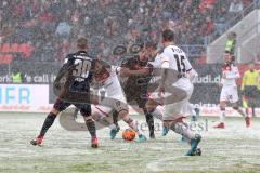 2. Bundesliga - Fußball - FC Ingolstadt 04 - FC St. Pauli - Tumult am Feld, Neudecker, Richard (20 Pauli) Alfredo Morales (6, FCI) Thomas Pledl (30, FCI) Buballa, Daniel (15 Pauli)
