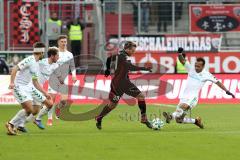 2. Bundesliga - Fußball - FC Ingolstadt 04 - SpVgg Greuther Fürth - ab durch die Mitte, Thomas Pledl (30, FCI) rechts Julian Green (8 Fürth), links Marco Caligiuri (13 Fürth) Maximilian Wittek (3 Fürth) Daniel Steininger (31 Fürth)