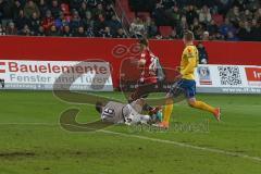 2. BL - Saison 2017/2018 - FC Ingolstadt 04 - Eintracht Braunschweig - Stefan Kutschke (#20 FCI) mit einer Torchance - Jasmin Fejzic Torwart (#16 Braunschweig) - Foto: Meyer Jürgen