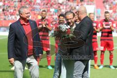 2. Bundesliga - Fußball - FC Ingolstadt 04 - 1. FC Kaiserslautern - Patrick Ebert (7, FCI) wird verabschiedet von Vorsitzender des Vorstandes Peter Jackwerth (FCI) und Dr. Martin Wagener (FCI)