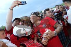 2. Bundesliga - Fußball - FC Ingolstadt 04 - 1. FC Kaiserslautern - Saisonabschiedsfeier nach dem Spiel, Fans Jubel Fahnen Selfie Autogramm Sonny Kittel (10, FCI)