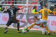 2. BL - Saison 2017/2018 - FC Ingolstadt 04 - Dynamo Dresden - Tobias Levels (#3 FCI) vergibt eine Torchance - Markus Schubert Torwart(#1 Dresden) - Philip Heise (#16 Dresden) - Foto: Meyer Jürgen