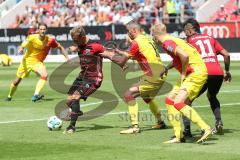 2. Bundesliga - Fußball - FC Ingolstadt 04 - 1. FC Union Berlin - 0:1 - links Sonny Kittel (10, FCI) Torrejon Marc (Union 15) Pedersen Kristian (Union 6) Zweikampf