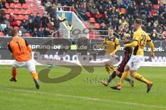 2. Bundesliga - Fußball - FC Ingolstadt 04 - Dynamo Dresden - Tor Chance Thomas Pledl (30, FCI), Torwart Markus Schubert (1 Dresden) Marcel Franke (28 Dresden)