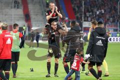 2. Bundesliga - Fußball - FC Ingolstadt 04 - 1. FC Heidenheim - Spiel ist aus Sieg FCI 3:0 Jubel Bei den Fans Laola Welle Tobias Levels (3, FCI) nimmt Rückkehrer Moritz Hartmann (9, FCI) auf die Schulter