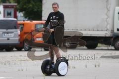 2. BL - Saison 2017/2018 - FC Ingolstadt 04 - Saisoneröffnung - Michael Henke (Co-Trainer FCI) beim Segway fahren - Foto: Meyer Jürgen