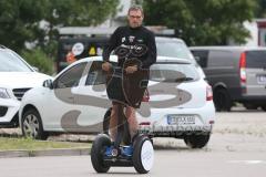 2. BL - Saison 2017/2018 - FC Ingolstadt 04 - Saisoneröffnung - Michael Henke (Co-Trainer FCI) beim Segway fahren - Foto: Meyer Jürgen