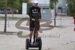 2. BL - Saison 2017/2018 - FC Ingolstadt 04 - Saisoneröffnung - Maik Walpurgis (Trainer FCI) beim Segway fahren - Foto: Meyer Jürgen