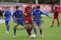 2. Bundesliga - Fußball - Testspiel - FC Ingolstadt 04 - SpVgg Unterhaching - in Bedrängnis mitte rot Stefan Kutschke (20, FCI) links 15 Christoph Gregor (SpVgg) und rechts Maximilian Nicu