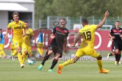 2. Bundesliga - Fußball - Testspiel - FC Ingolstadt 04 - Karlsruher SC - mitte Robert Leipertz (13, FCI)und rechts Daniel Gordon (KSC 18)