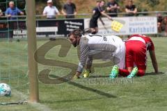 2. Bundesliga - Fußball - Testspiel - FC Ingolstadt 04 - SV Wehen Wiesbaden - rechts Robert Leipertz (13, FCI) köpft den Abpraller ins Tor, Torwart Markus Kolke /WW) chancenlos, Jubel