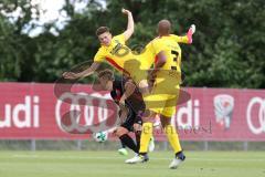 2. Bundesliga - Fußball - Testspiel - FC Ingolstadt 04 - Karlsruher SC - Zweikampf links Thomas Pledl (30, FCI)