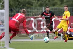 2. Bundesliga - Fußball - Testspiel - FC Ingolstadt 04 - Karlsruher SC - mitte Maurice Multhaup (31, FCI) scheitert an Torwart Dirk Orlishausen (KSC)