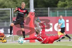 2. Bundesliga - Fußball - Testspiel - FC Ingolstadt 04 - Karlsruher SC - Florent Hadergjonaj (33, FCI) und Torwart Dirk Orlishausen (KSC)