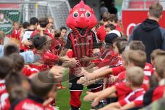 2. Bundesliga - Fußball - FC Ingolstadt 04 - Saisoneröffnung - Audi Schanzer Fußballschule im Stadion - Einlauf Spalier - Maskottchen Schanzi
