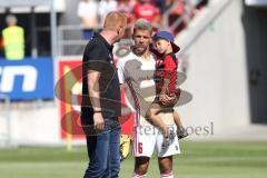 2. Bundesliga - Testspiel - Fußball - FC Ingolstadt 04 - FC Nantes - Cheftrainer Maik Walpurgis (FCI) bedankt sichm Torschützen zum 2:0 Alfredo Morales (6, FCI)  mit Sohn nach dem Spiel