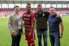 2. Bundesliga - Fußball - FC Ingolstadt 04 - Saisoneröffnung - Testspiel - Vorstellung des neuen Trikots mit Ärmel-Werbung der Audi Schanzer Fußballschule - Wolfgang Knoll (Audi) Marvin Matip (34, FCI), Dirk Behnke Geschäftsführer Franz Spitzauer