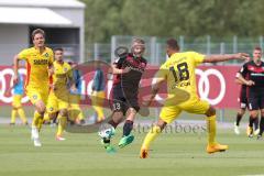 2. Bundesliga - Fußball - Testspiel - FC Ingolstadt 04 - Karlsruher SC - mitte Robert Leipertz (13, FCI)und rechts Daniel Gordon (KSC 18)