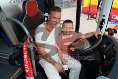 2. Bundesliga - Fußball - FC Ingolstadt 04 - Saisoneröffnung - Fan Probesitzen im Team Bus