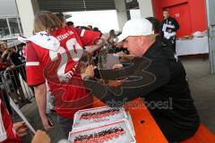 2. Bundesliga - Fußball - FC Ingolstadt 04 - Saisoneröffnung - Testspiel - langes Anstehen zu den Autogrammwünschen nach dem Spiel, Cheftrainer Maik Walpurgis (FCI)