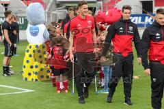 2. Bundesliga - Fußball - FC Ingolstadt 04 - Saisoneröffnung - Audi Schanzer Fußballschule im Stadion - Einlauf Spalier - Phil Neumann (26, FCI) Gianluca Rizzo (36, FCI)