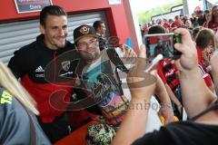 2. Bundesliga - Fußball - FC Ingolstadt 04 - Saisoneröffnung - Testspiel - langes Anstehen zu den Autogrammwünschen nach dem Spiel, Foto mit Stefan Kutschke (20, FCI)