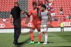 2. Bundesliga - Testspiel - Fußball - FC Ingolstadt 04 - FC Nantes - Cheftrainer Maik Walpurgis (FCI) bedankt sich bei Torwart Martin Hansen (35, FCI) Almog Cohen (8, FCI)