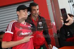 2. Bundesliga - Fußball - FC Ingolstadt 04 - Saisoneröffnung - Testspiel - langes Anstehen zu den Autogrammwünschen nach dem Spiel, Foto mit Markus Suttner (29, FCI)