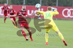 2. Bundesliga - Fußball - Testspiel - FC Ingolstadt 04 - SpVgg Unterhaching - Antonio Colak (7, FCI) kommt zu spät, Torwart Lukas Königshofer boxt weg