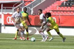 2. Bundesliga - Testspiel - Fußball - FC Ingolstadt 04 - FC Nantes - mitte Almog Cohen (8, FCI) links Tobias Schröck (21, FCI) und rechts Randal Kolo Muani (10)