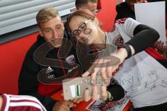 2. Bundesliga - Fußball - FC Ingolstadt 04 - Saisoneröffnung - Testspiel - langes Anstehen zu den Autogrammwünschen nach dem Spiel, Selfie mit Tobias Schröck (21, FCI)