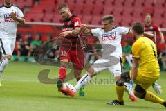 2. Bundesliga - Fußball - FC Ingolstadt 04 - Saisoneröffnung - Testspiel - mitte Robert Leipertz (13, FCI) schießt zum Tor Torwart Thomas Bauer (VfB)