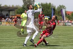 2. Bundesliga - Fußball - Testspiel - FC Ingolstadt 04 - SV Wehen Wiesbaden - Marcel Gaus (19, FCI)  kommt zu spät und prallt gegen den Torwart Markus Kolke