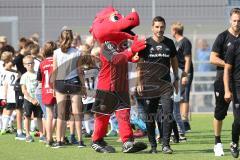 2. Bundesliga - Fußball - FC Ingolstadt 04 - Training - Interimstrainer Cheftrainer Stefan Leitl (FCI) übernimmt, erstes Training - Maskottchen Schanzi, Einlauf des Teams, Cheftrainer Stefan Leitl (FCI) u