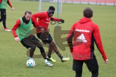 2. Bundesliga - Fußball - FC Ingolstadt 04 - Training - Neuzugänge - Frederic Ananou (2, FCI) Spezial Maske im Gesicht, Nasenbeinbruch. Zweikampf mit Moritz Hartmann (9, FCI)