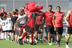 2. Bundesliga - Fußball - FC Ingolstadt 04 - Training - Interimstrainer Cheftrainer Stefan Leitl (FCI) übernimmt, erstes Training - Maskottchen Schanzi, Einlauf des Teams, Marvin Matip (34, FCI) Paulo Otavio (4, FCI)