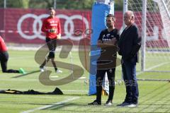 2. Bundesliga - Fußball - FC Ingolstadt 04 - Training - Interimstrainer Cheftrainer Stefan Leitl (FCI) übernimmt, erstes Training - Torschuß Training Übung Cheftrainer Stefan Leitl (FCI) und Vorsitzender des Vorstandes Peter Jackwerth (FCI) schauen zu