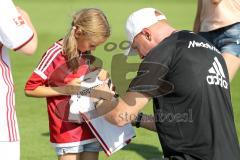 2. Bundesliga - Fußball - FC Ingolstadt 04 - Auftakttraining, neue Saison 2017/2018, Audi Sportpark Trainingsgelände - Kinder Autogramme auf dem Platz, Cheftrainer Maik Walpurgis (FCI)