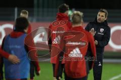 2. Bundesliga - Fußball - FC Ingolstadt 04 - Training nach Winterpause - Cheftrainer Stefan Leitl (FCI) erklärt Übung Fatih Kaya (U19 Kapitän)