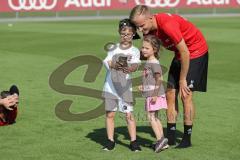 2. Bundesliga - Fußball - FC Ingolstadt 04 - Auftakttraining, neue Saison 2017/2018, Audi Sportpark Trainingsgelände - Kinder Autogramme auf dem Platz, Florent Hadergjonaj (33, FCI)