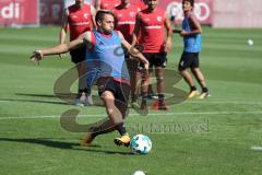 2. Bundesliga - Fußball - FC Ingolstadt 04 - Training - Interimstrainer Cheftrainer Stefan Leitl (FCI) übernimmt, erstes Training - Torschuß Training Übung Thomas Pledl (30, FCI)