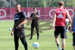 2. Bundesliga - Fußball - FC Ingolstadt 04 - Training - Interimstrainer Cheftrainer Stefan Leitl (FCI) übernimmt, erstes Training - Torschuß Training Übung Cheftrainer Stefan Leitl (FCI) schaut zu