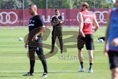 2. Bundesliga - Fußball - FC Ingolstadt 04 - Training - Interimstrainer Cheftrainer Stefan Leitl (FCI) übernimmt, erstes Training - Torschuß Training Übung Cheftrainer Stefan Leitl (FCI) schaut zu