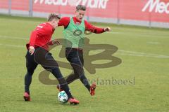 2. Bundesliga - Fußball - FC Ingolstadt 04 - Training - Neuzugänge - Max Christiansen (5, FCI) mit Torwart Örjan Haskjard Nyland (1, FCI) im Zweikampf