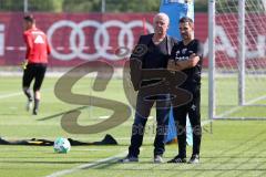 2. Bundesliga - Fußball - FC Ingolstadt 04 - Training - Interimstrainer Cheftrainer Stefan Leitl (FCI) übernimmt, erstes Training - Torschuß Training Übung Cheftrainer Stefan Leitl (FCI) und Vorsitzender des Vorstandes Peter Jackwerth (FCI) schauen zu