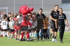 2. Bundesliga - Fußball - FC Ingolstadt 04 - Training - Interimstrainer Cheftrainer Stefan Leitl (FCI) übernimmt, erstes Training - Maskottchen Schanzi, Einlauf des Teams, Cheftrainer Stefan Leitl (FCI), Videoanalyst Matthias Grote  und rechts Co-Trainer 